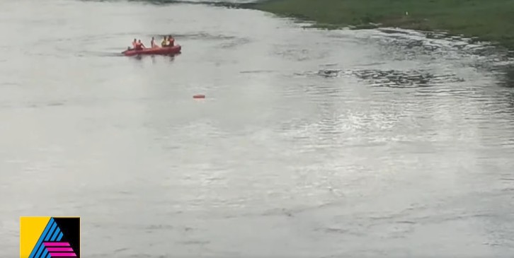 പാലത്തില്‍ നിന്ന് ചാലക്കുടി പുഴയിലേക്ക് ചാടിയ ആള്‍ക്ക് വേണ്ടിയുള്ള തിരച്ചില്‍ തുടരുന്നു